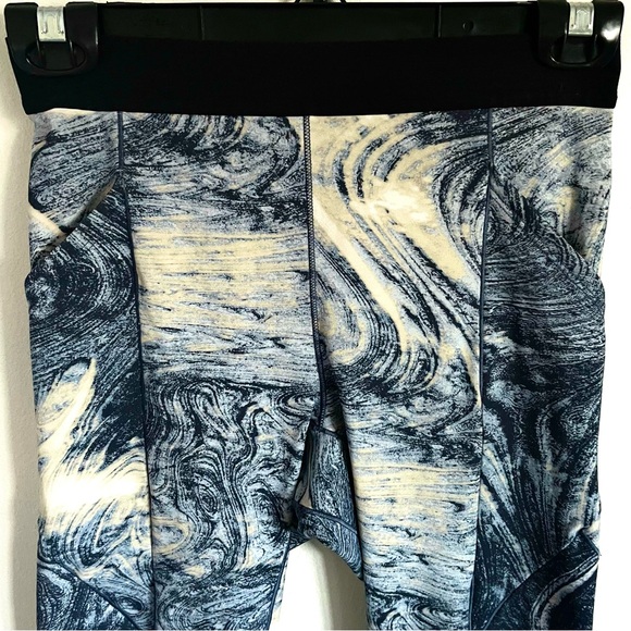 Lululemon Esker Tight in Lava Print Blue Denim Multi Size 4 EUC - Picture 8 of 13